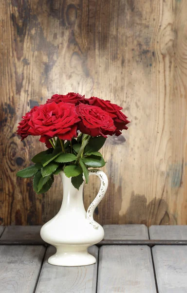 Splendide rose in vaso di ceramica. Bellissimo bouquet su legno rustico — Foto Stock