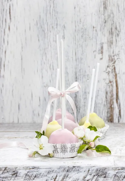 Pastel cake pops in romantic spring set. Popular american desser — Stock Photo, Image