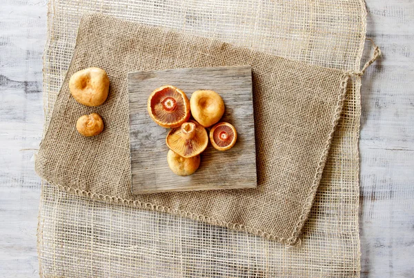 Cogumelos de gorro de leite de açafrão em mesa de madeira — Fotografia de Stock