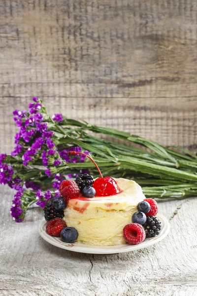 Torta redonda con frutas frescas — Foto de Stock