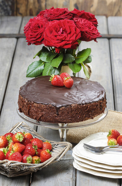 Шоколадный торт с клубникой. День рождения стол
