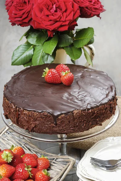 Chocolate cake with strawberries. Birthday party table — Stock Photo, Image