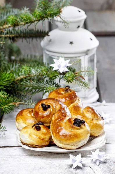 Petits pains traditionnels suédois dans le cadre de Noël. Un chignon de safran — Photo