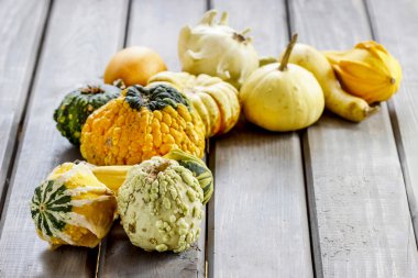 ahşap masa üzerinde renkli kabaklar