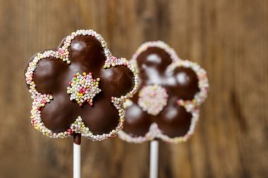 Çikolatalı kek cömertçe dekore edilmiş çiçek şeklinde açılır