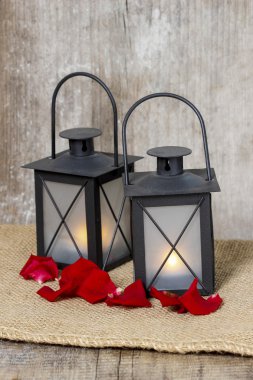 piękny Lampion na drewnianym stole. romantyczny nastrój, wspaniałe