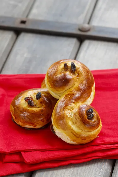 Noël suédois. Petits pains traditionnels suédois dans le cadre de Noël — Photo