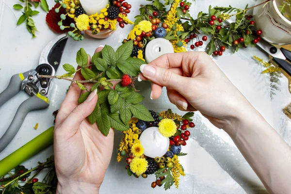 Florista en el trabajo. Mujer haciendo decoraciones florales de otoño —  Fotos de Stock