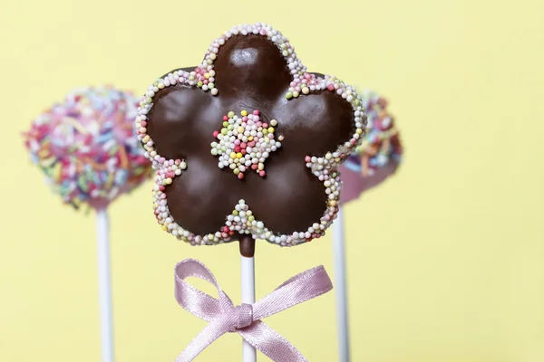 Schokoladenkuchen in Blütenform, aufwendig dekoriert — Stockfoto