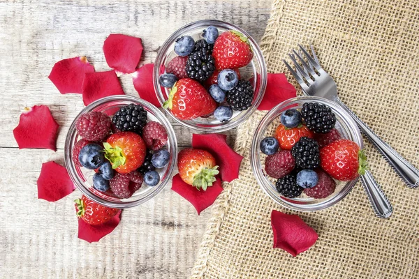 Vue du dessus de la salade de fruits dans de petits bols transparents sur bois — Photo