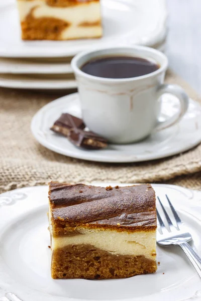 Pedaço de caramelo e bolo de baunilha — Fotografia de Stock