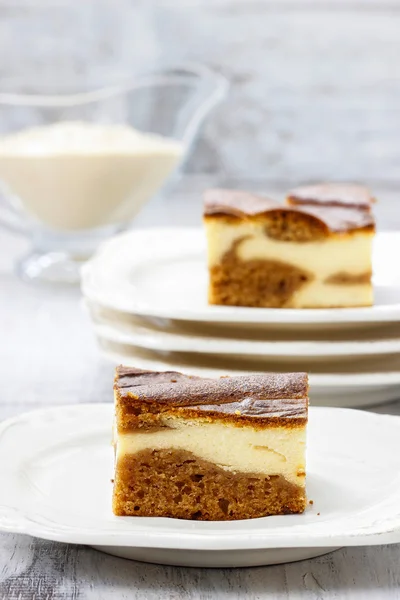Pezzo di caramella e torta alla vaniglia — Foto Stock