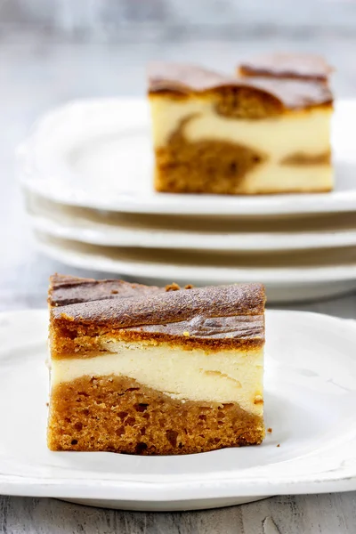 Pedazo de toffee y pastel de vainilla — Foto de Stock