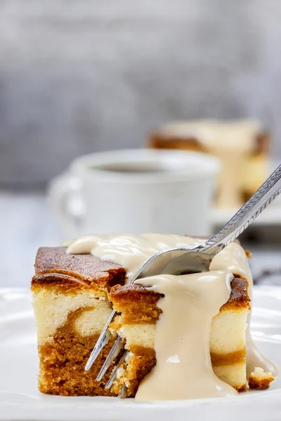 Despejar molho de caramelo em pedaço de toffee e bolo de baunilha — Fotografia de Stock