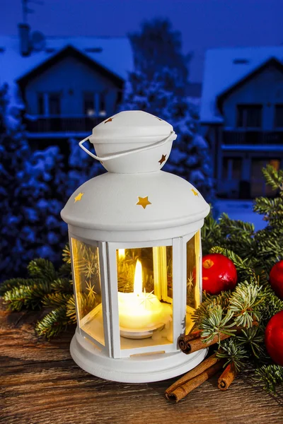 Hermosa linterna blanca en el paisaje nocturno nevado. Navidad —  Fotos de Stock