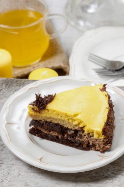 doğum günü partisi Tablo ayarı. vanilya ve çikolata layer cake.