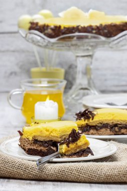 doğum günü partisi Tablo ayarı. vanilya ve çikolata layer cake.