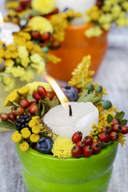 Mumluk sonbahar çiçek ve diğer bitkiler ile dekore edilmiştir. se