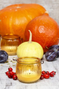 renkli kabaklar önünde güzel portakal fenerler. Sonbahar