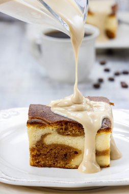 toffee ve vanilyalı kek parçası üzerinde Karamel Sos dökme