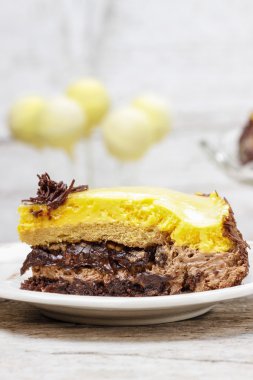 doğum günü partisi Tablo ayarı. vanilya ve çikolata layer cake,