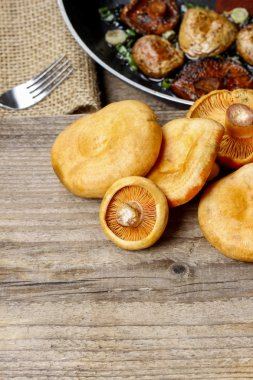 ahşap masa üzerine safran süt cap mantar. kopya alanı