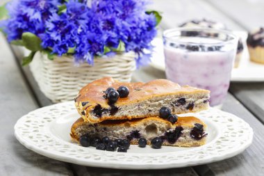 dilim böğürtlenli pasta. seçici odak