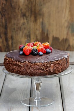 Çikolatalı kek taze meyveler ile dekore edilmiştir.