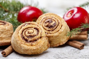 Noel ayarında tarçın rulo