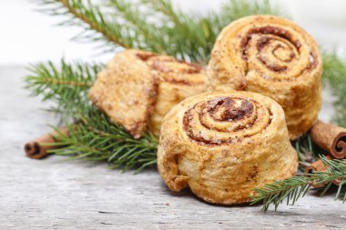 Noel ayarında tarçın rulo