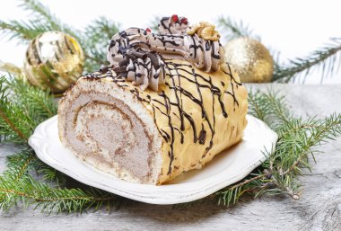 Noel ortamda tatlı rulo pasta