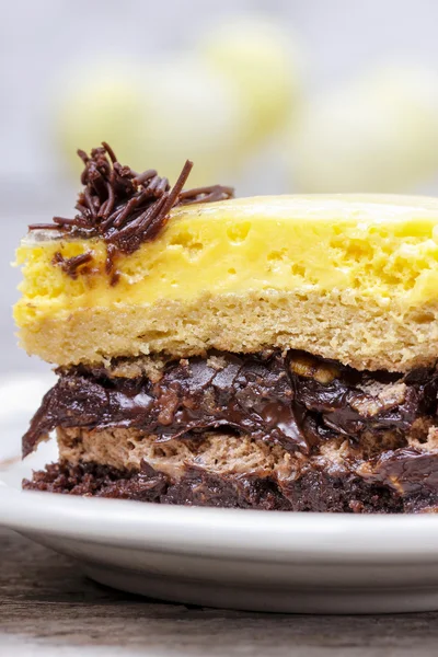 Verjaardag partij tabel instelling. vanille en chocolade layer cake. — Stockfoto