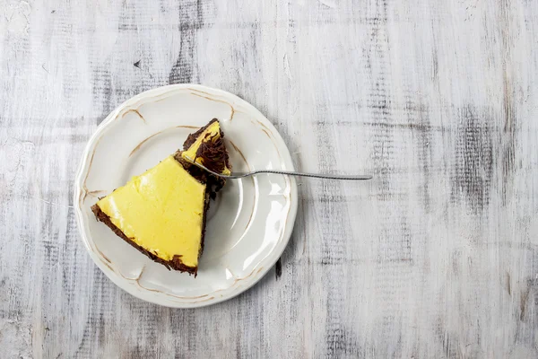 Apparecchiare la tavola del compleanno. Torta strato vaniglia e cioccolato . — Foto Stock