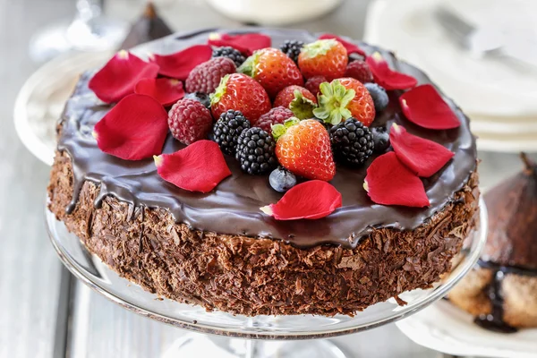 Schokoladenkuchen mit Erdbeeren. Geburtstagstisch — Stockfoto