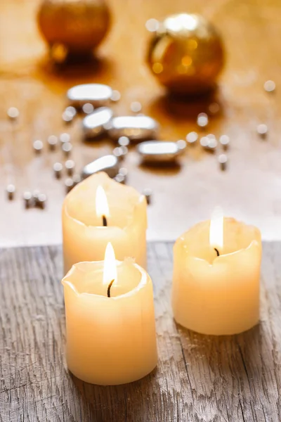 Mooie gouden kaarsen. Kerstavond stemming. selectieve aandacht. — Stockfoto