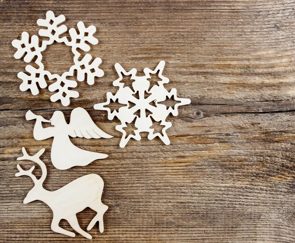 Hirsch, Engel und Schneeflockenform aus Holz auf einem Holztisch. ch — Stockfoto