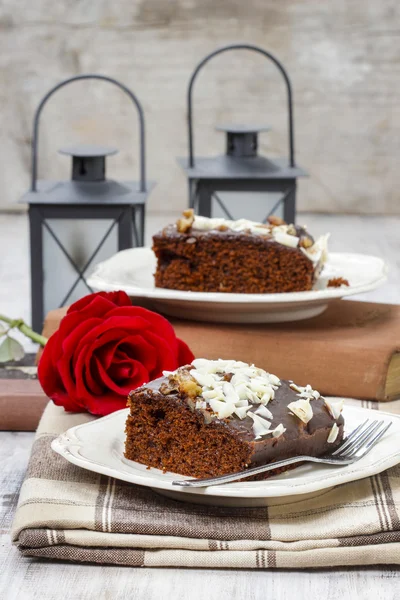 Peperkoek taart met hazelnoten en chocolade. selectieve aandacht — Stockfoto