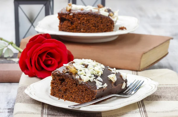 Gingerbread cake with chocolate and hazelnuts. Selective focus — Stock Photo, Image