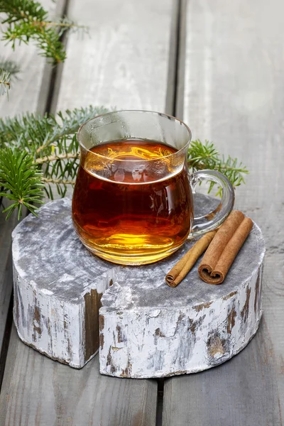 Glas varmt te på trä bakgrund. kopia utrymme. — Stockfoto