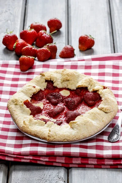 Galette di fragole. Torta estiva ripiena di frutta fresca e succosa — Foto Stock