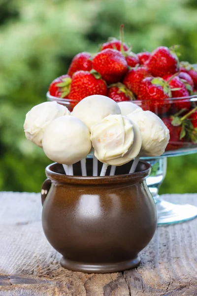 Una jarra de pasteles blancos, fresas frescas alrededor. Jardín de verano —  Fotos de Stock