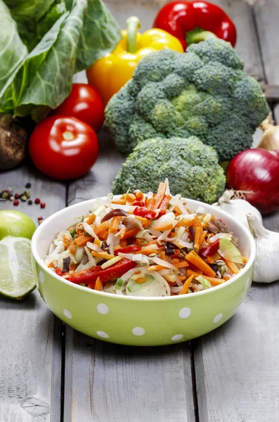 绿色虚线碗里的新鲜蔬菜沙拉。生的蔬菜 — 图库照片