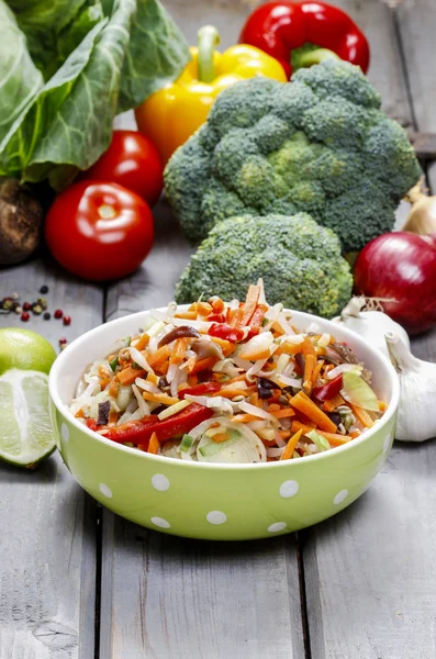 Fresh vegetable salad in green dotted bowl. Raw vegetables — Stock Photo, Image