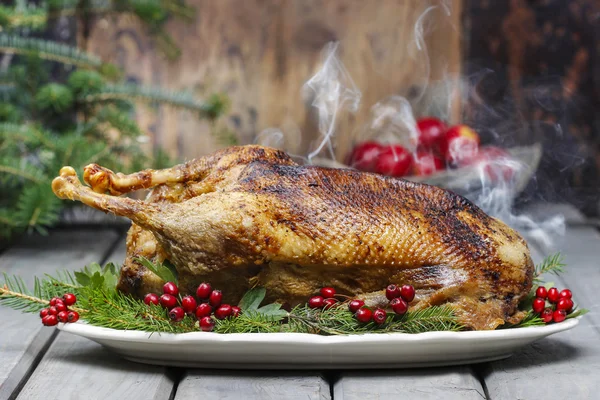 Ganso al horno en la mesa de madera. Plato de Navidad popular — Foto de Stock