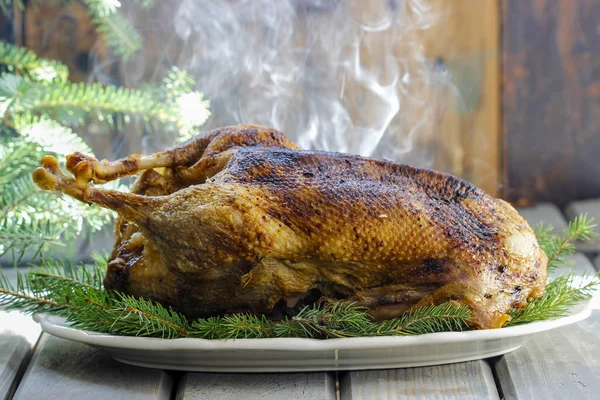 Gebakken gans op houten tafel. populaire kerst schotel — Stockfoto