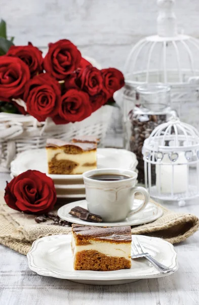 Кусок ирисок и ванильный торт — стоковое фото