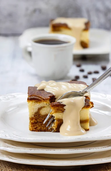 Piece of toffee and vanilla cake — Stock Photo, Image