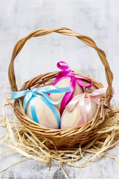 Osterkorb mit Eiern auf grauem Hintergrund. Kopierraum — Stockfoto