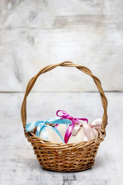 Easter wicker basket of eggs on grey background. Copy space — Stock Photo, Image