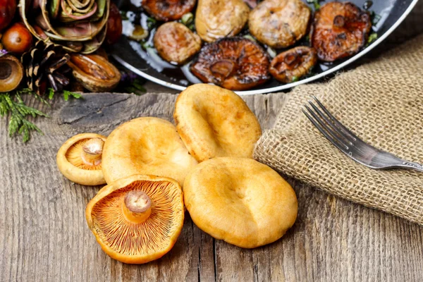 Saffron milk cap mushrooms on wooden table. Copy space — 图库照片